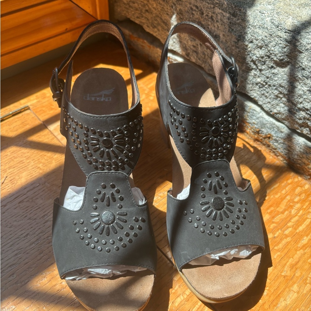 Dansko Deandra Nubuck sandals, leather upper size 41 color is black very comfy.